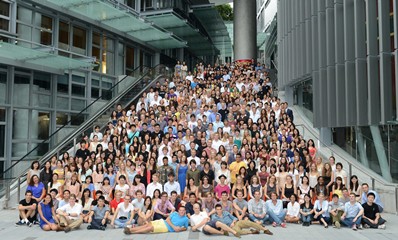 Prof. Joseph Sung, Vice-Chancellor and President, is joined by CUHK senior management in a group photo with incoming exchange students at YIA.
